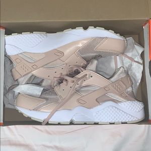 NEW NEVER WORN Nike Air Huarache